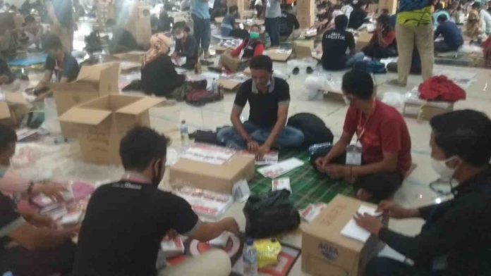 Pelipatan Kertas Surat Suara di Tasikmalaya Abai Prokes Ditegur Polisi