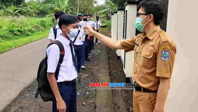 SMP Negeri 10 menjadi sekolah pertama di Kota Banjar yang sudah melakukan Pembelajaran Tatap Muka langsung, karena wilayahnya berada dalam zona hijau. Foto: Hendra Irawan/HR.