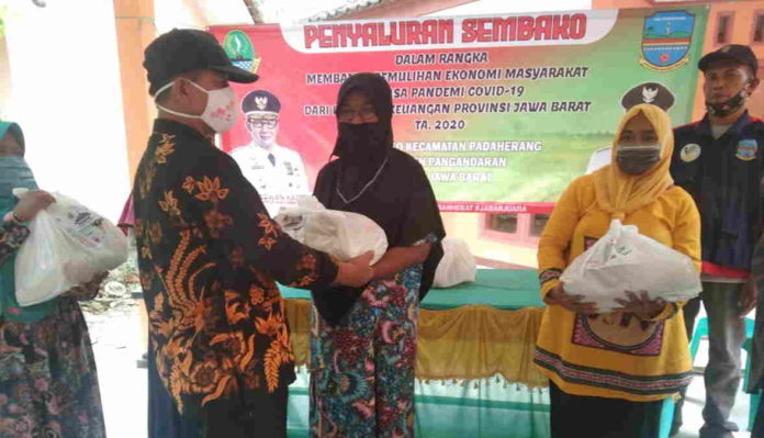 Pemdes Cibogo Pangandaran Salurkan Bantuan Sembako dari Pemprov