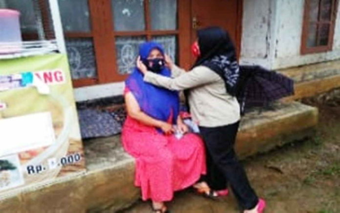 Pemdes Selasari Ciamis Edukasi Warga Soal Penggunaan Masker