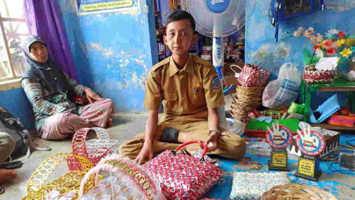Pemuda Penyintas Tumor di Banjar Olah Limbah Sampah Jadi Rupiah