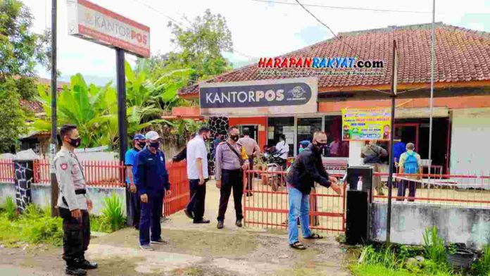 Pencairan BST di Pamarican Ciamis Dikawal Gugus Covid-19 dan Aparat