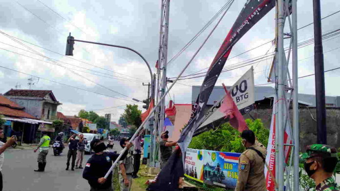 Petugas Satpol PP Kota Banjar Tertibkan Puluhan Reklame Ilegal