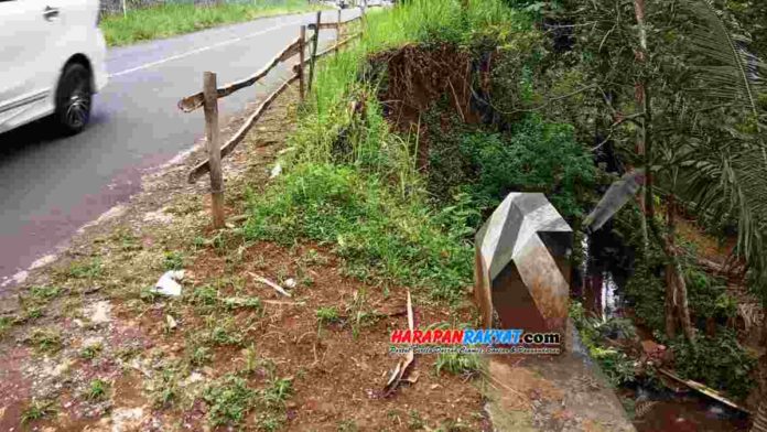 Tanah penahan tebing jalan kabupaten di Dusun Cangkuang, Desa Sandingtaman, Kecamatan Panjalu, Kabupaten Ciamis, Jawa Barat, amblas. Foto: Edji Darsono/HR.