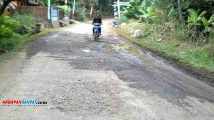 Tikungan Jalan yang Rusak di Panawangan Ciamis Picu Kecelakaan
