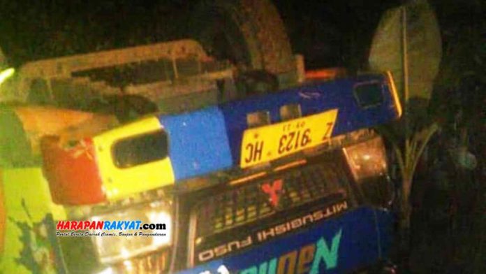 Truk bermuatan pasir terbalik di jalan Desa Bantardawa, Kecamatan Purwadadi, Kabupaten Ciamis. Foto: Istimewa.