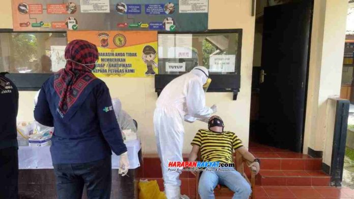 Upaya pencegahan dini, 37 personil Polsek Banjar melakukan swab test di Aula Mapolsek Banjar, Resort Kota Banjar, Polda Jabar, Sabtu (28/11/2020). Foto: Aji/HR.