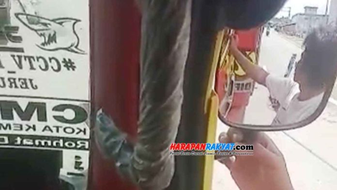 Video pungli Jembatan Bailey Cipatujah Tasikmalaya viral di media sosial. Foto: Apip Wilianto/HR.