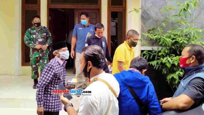 Tim Satgas Percepatan Penanganan Covid-19 Kota Banjar usai pembinaan kepada keluarga yang menggelar hajatan tak berijin di guest house Pendopo Banjar. Foto: Muhlisin/HR.