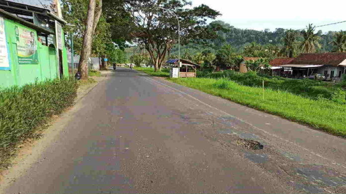 Warga Keluhkan Jalan Berlubang di Jalur Banjar-Manganti