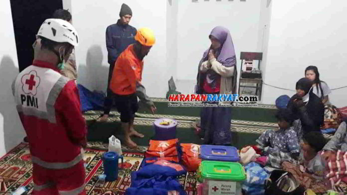 Warga Terdampak Banjir dan Longsor di Kota Banjar Mengungsi di Mushola