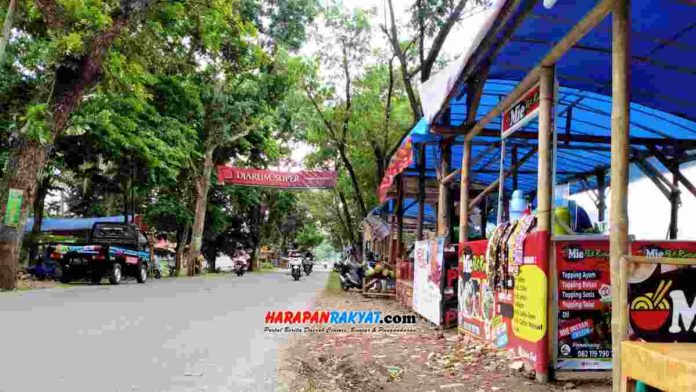 Warung kuliner dadakan di area saluran irigasi wilayah Kelurahan Pataruman, Kota Banjar. Foto: Muhlisin/HR.