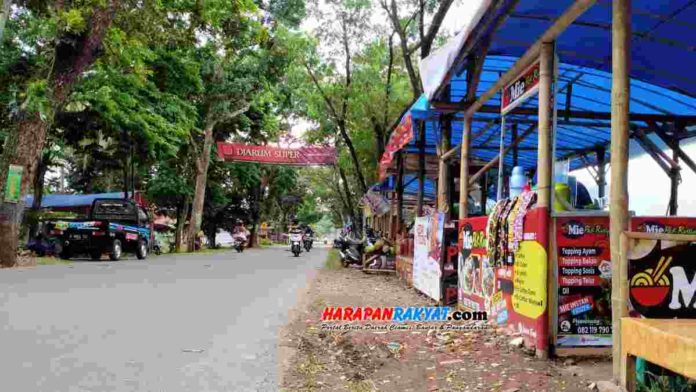 Sejumlah warung kuliner dadakan muncul di kawasan Jalan Ir. Purnomosidi, Kelurahan Pataruman, Kota Banjar. Foto: Muhlisin/HR.