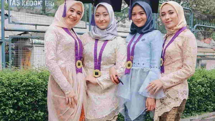 17. Make Up Wisuda Natural, Simak Kiat Mudahnya Cantik Natural