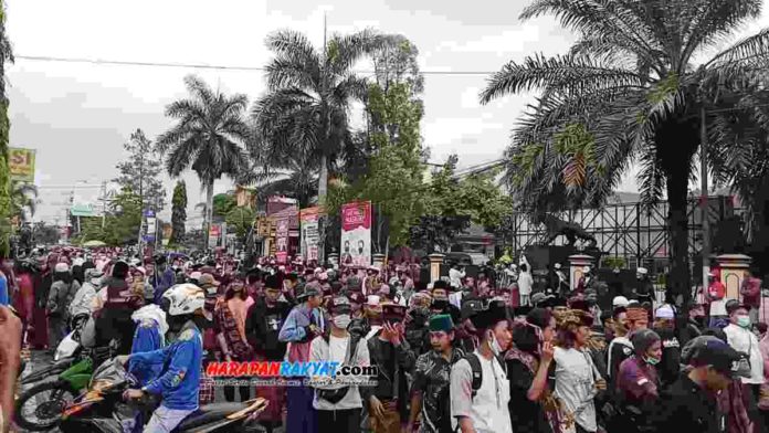 Aksi demo ribuan umat muslim di Tasikmalaya, Jawa Barat, pada Jum’at (18/12/2020), di halaman Mako Polres Tasikmalaya Kota, berjalan tertib. Foto: Apip Wilianto/HR.
