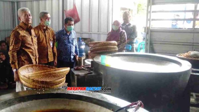 Anggota DPR RI, Agun Gunandjar Sudarsa, mengunjungi UMKM sale pisang di Dusun Centek, Desa Sindangasih, Kecamatan Banjarsari, Kabupaten Ciamis. Foto: Suherman/HR.