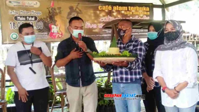 Potong tumpeng momen perayaan anniversary ke-2 Situ Mustika Kota Banjar. Foto: Muhlisin/HR.