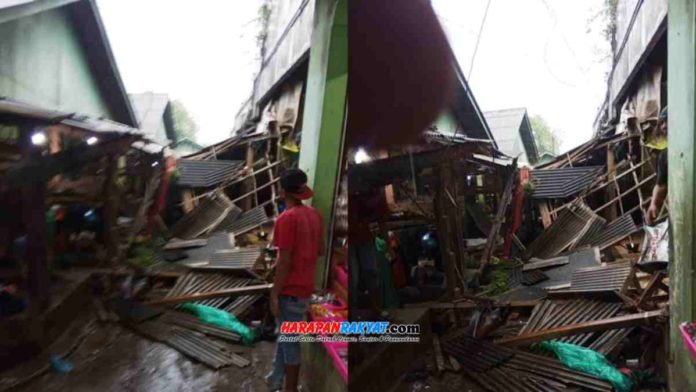 Atap Pasar Subuh Ciamis ambruk saat hujan deras mengguyur wilayah Kabupaten Ciamis, Jawa Barat, pada Jum’at (25/12/2020) sore tadi, sekitar pukul 16.00 WIB. Foto: Fahmi Albartiansyah/HR.