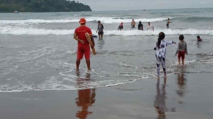 Balawista Pangandaran Selamatkan 15 Wisatawan Terseret Ombak
