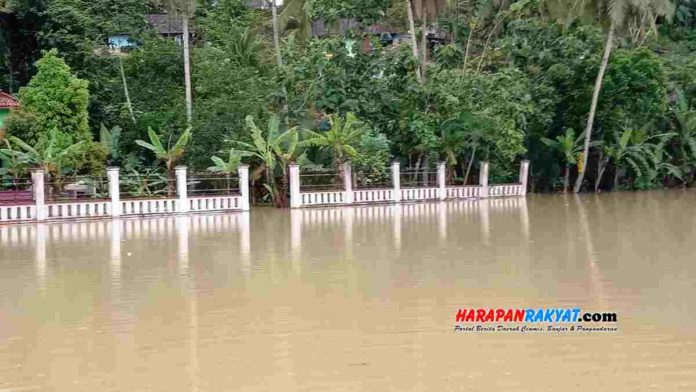 Banjir rendam kolam ikan milik warga Desa Tunggilis, Kecamatan Kalipucang, Kabupaten Pangandaran, Jawa Barat, Selasa (15/12/2020). Foto: Entang SR/HR.