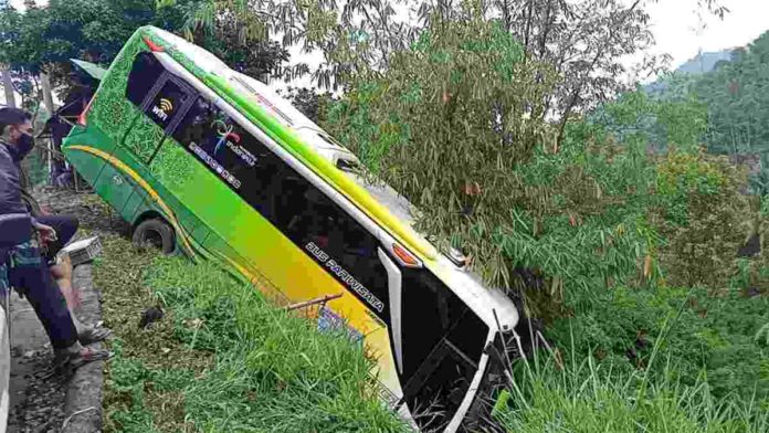 Bus Wisata Asal Bandung