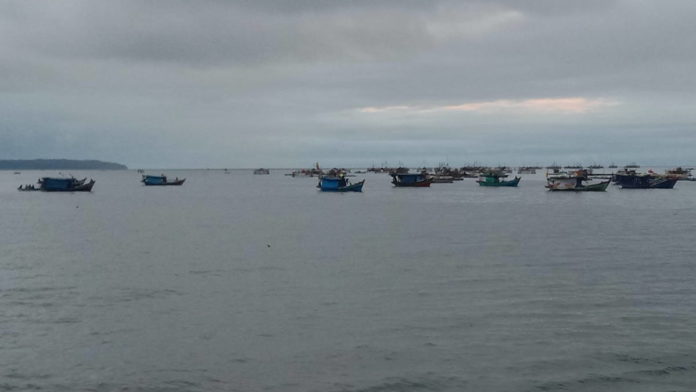 Cuaca Buruk, Nelayan Pangandaran Berlayar di Pinggir Laut