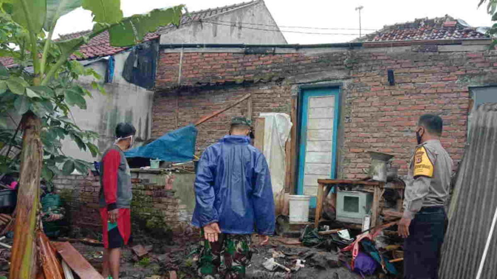 Diguyur Hujan, Dapur Rumah Warga Tasikmalaya Rata dengan Tanah