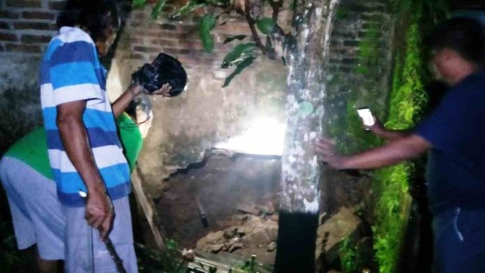 Warga dan petugas saat mengecek bagian dinding rumah milik Asep yang ambruk. Foto: Istimewa.