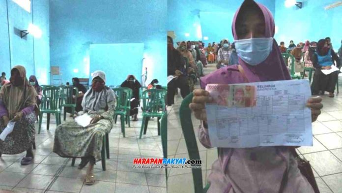 Hindari kerumunan saat pandemi, penyaluran bansos di Desa Ciakar, Kecamatan Cipaku, Kabupaten Ciamis terapkan budaya antri. Foto: Edji Darsono/HR.