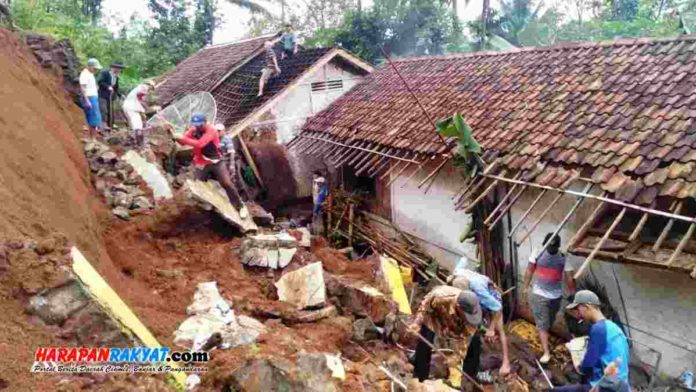 Rumah rusak tertimbun longsor saat hujan deras mengguyur wilayah Kecamatan Jatinagara, Kabupaten Ciamis, Jawa Barat, pada Sabtu (26/12/2020) sore. Foto: Edji Darsono/HR.