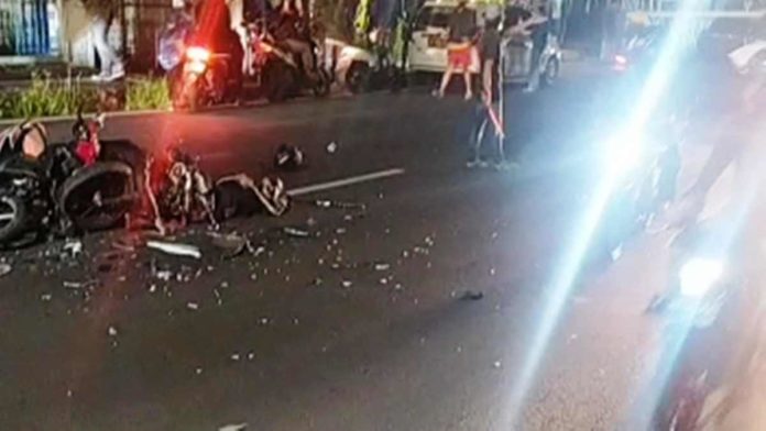 Tabrakan dua motor di Jalan Sutisna Senjaya, Kota Tasikmalaya, Jawa Barat, mengakibatkan satu orang tewas di tempat, dan tiga orang mengalami luka berat. Foto: Istimewa.