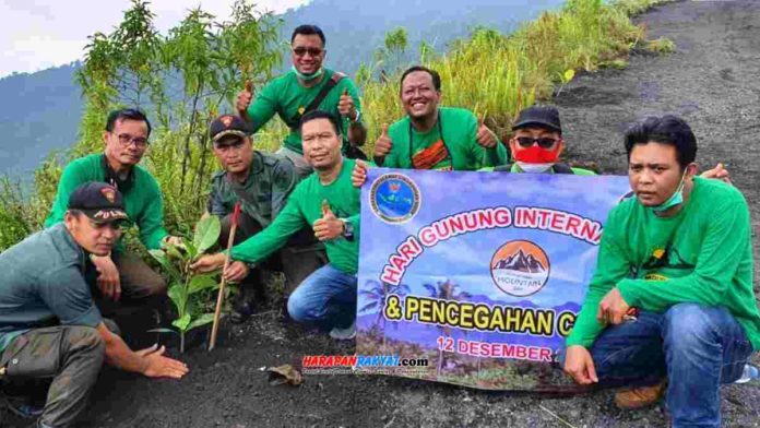International Mountain Day, LPLHI tanam pohon di Galunggung Tasikmalaya. Foto: Apip Wilianto/HR.