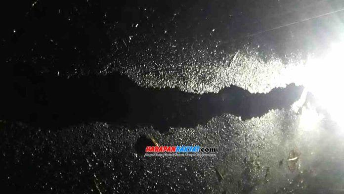 Jalan Angsana Gunung Kelir Pamarican Ciamis mengalami retak hingga longsor. Foto: Suherman/HR.