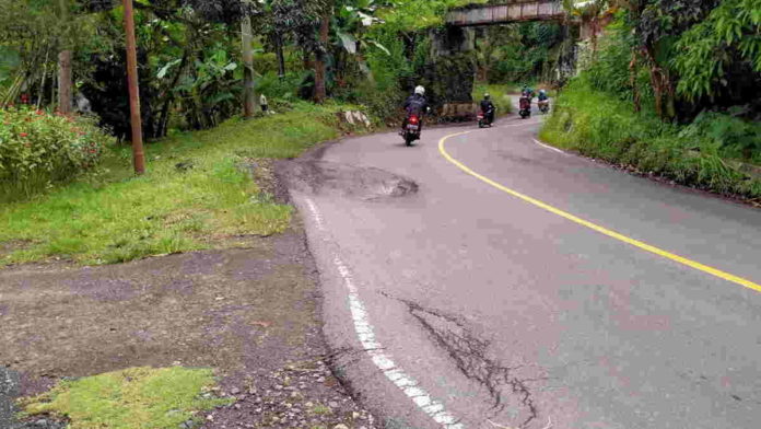 Jalan Berlubang di Pamarican Ciamis Bahayakan Pengendara