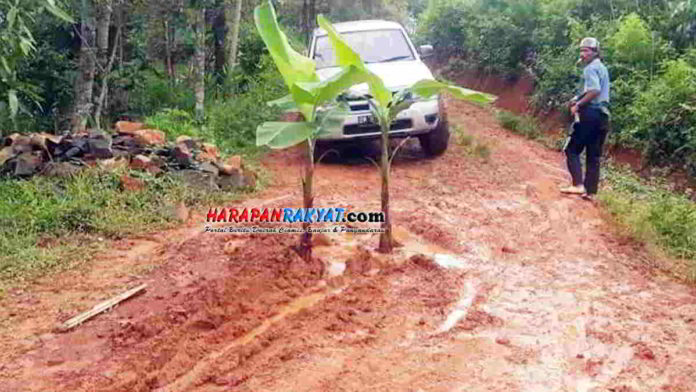 Jalan Rusak Tak Kunjung Diaspal, Warga Ciranca Tasikmalaya Ancam Golput