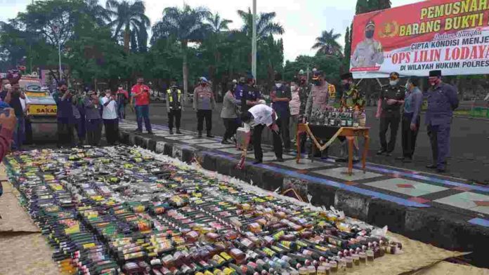 Jelang Tahun Baru, Polres Ciamis Musnahkan Ribuan Botol Miras