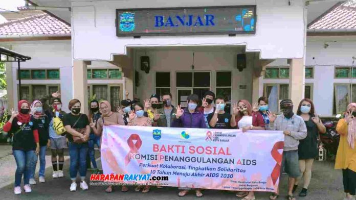 KPA bersama tim Jabar Bergerak Kota Banjar, saat melaksanakan bakti sosial pembagian paket sembako kepada komunitas waria di halaman kantor Dinas Kesehatan Kota Banjar. Foto: Muhlisin/HR.