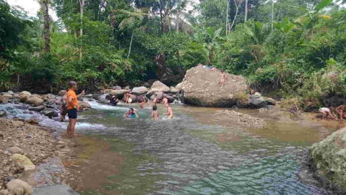 Karena Pandemi, Warga Langkaplancar Pangandaran Liburan di Sungai