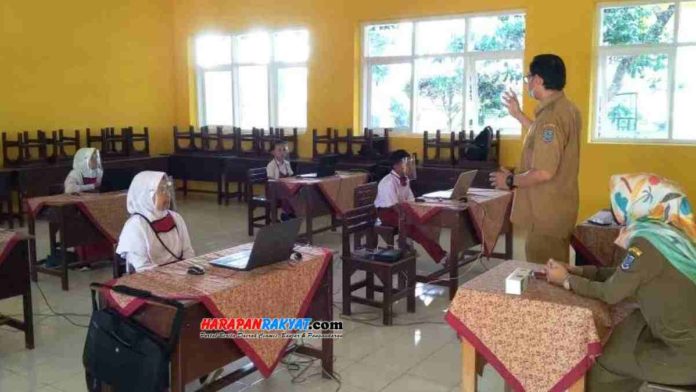 Kegiatan SSB AKM tingkat SD (Sekolah Dasar) di Kota Banjar, Jawa Barat, harus menerapkan protokol kesehatan secara ketat dan mengikuti 3M. Foto: Hendra Irawan/HR.