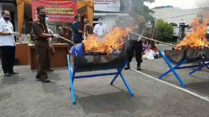 Kejari Kota Tasikmalaya Musnahkan Barbuk