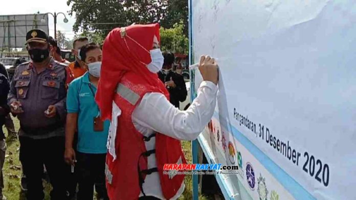 Kesepakatan bersama pejabat Pangandaran, Jawa Barat, untuk malam tahun baru dibubuhkan melalui tanda tangan. Foto: Entang SR/HR.