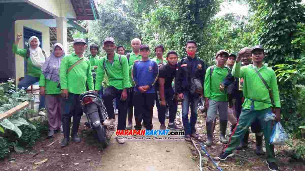 Komunitas Permata Gagayunan bersama Karang Taruna dan Sahabat Tagana Kecamatan Pamarican, Kabupaten Ciamis, Jawa Barat, menebar seribu bibit dan biji tanaman buah-buahan. Foto: Suherman/HR.