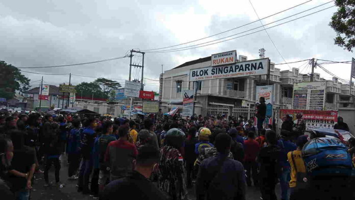 Laporkan Kecurangan, Simpatisan Iwan-Iip Geruduk KPU Tasikmalaya