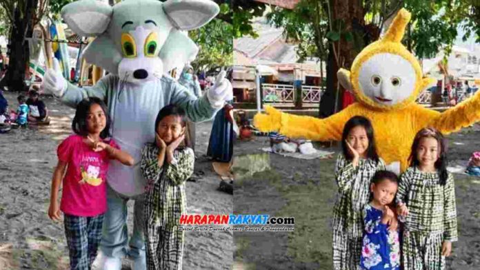 Libur panjang menjadi berkah buat badut di obwis Batukaras Pangandaran. Foto: Entang SR/HR.