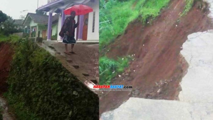 Longsor TPT di Sukamatri, tepatnya di Dusun Cimara, RT. 48/16, Desa Cibeureum, Kecamatan Sukamatri, Kabupaten Ciamis, Jawa Barat, mengakibatkan satu bangunan madrasah terancam amblas. Foto: Edji Darsono/HR.