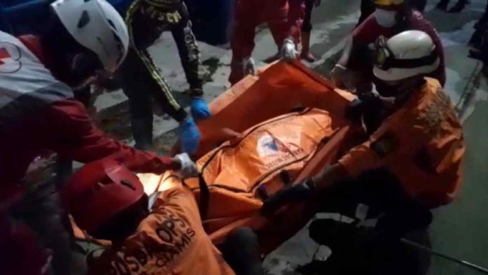 Mayat Pria Tanpa Identitas Tersangkut di Bendung Manganti Ciamis