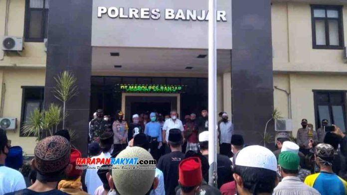 Masa Forum Umat Islam Kota Banjar saat mendatangi di Mapolres Kota Banjar. Foto: Muhlisin/HR.
