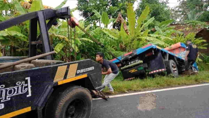 Mobil Pengangkut Semen Terperosok di Pamarican Ciamis