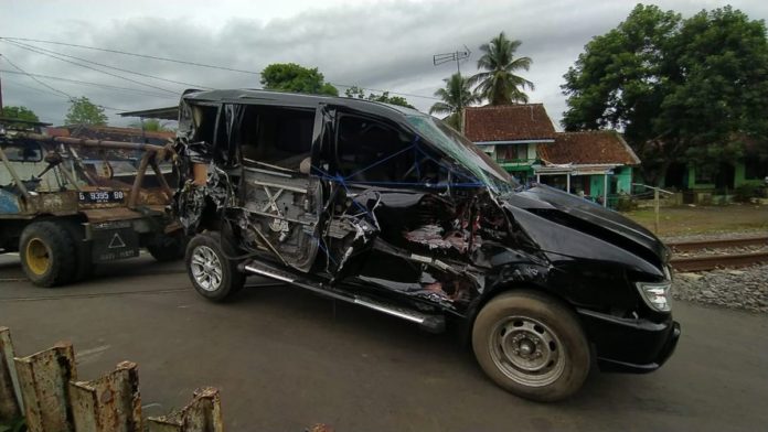 Mobil Tertabrak Kereta di Tasikmalaya