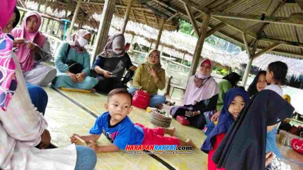 Momen libur panjang dimanfaatkan warga Pangandaran untuk refreshing di rumah makan. Foto: Entang SR/HR.